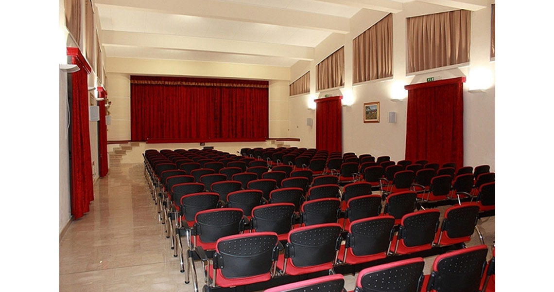 lecture-hall-commercial-bench-seating-w-arms-cortina